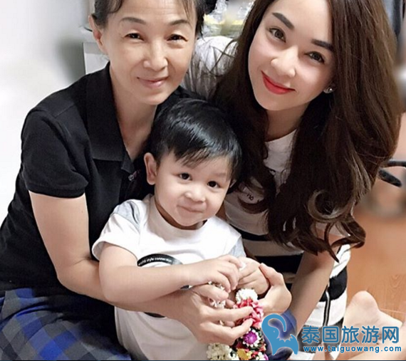 泰国辣妈陈贝贝减少工作陪儿子,获得"模范母亲"称号