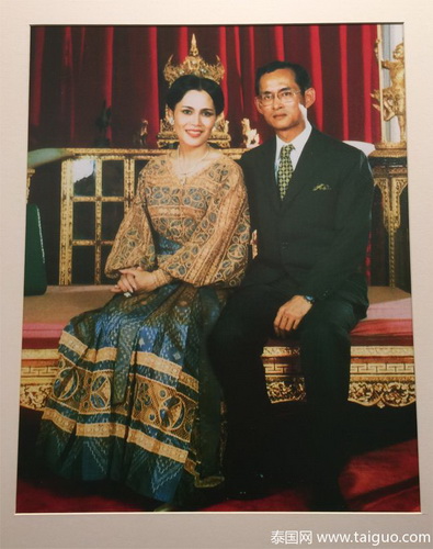 泰国王普密蓬国王与诗丽吉王后年轻时期的唯美甜蜜合照