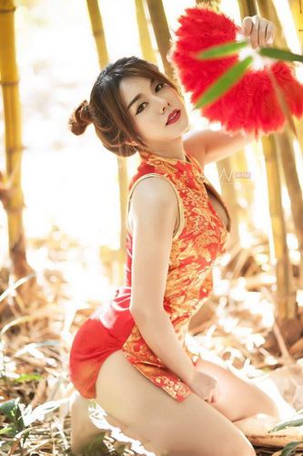 泰国网红Narumon Yasachai 穿改装后的旗袍 网友：别说这是旗袍